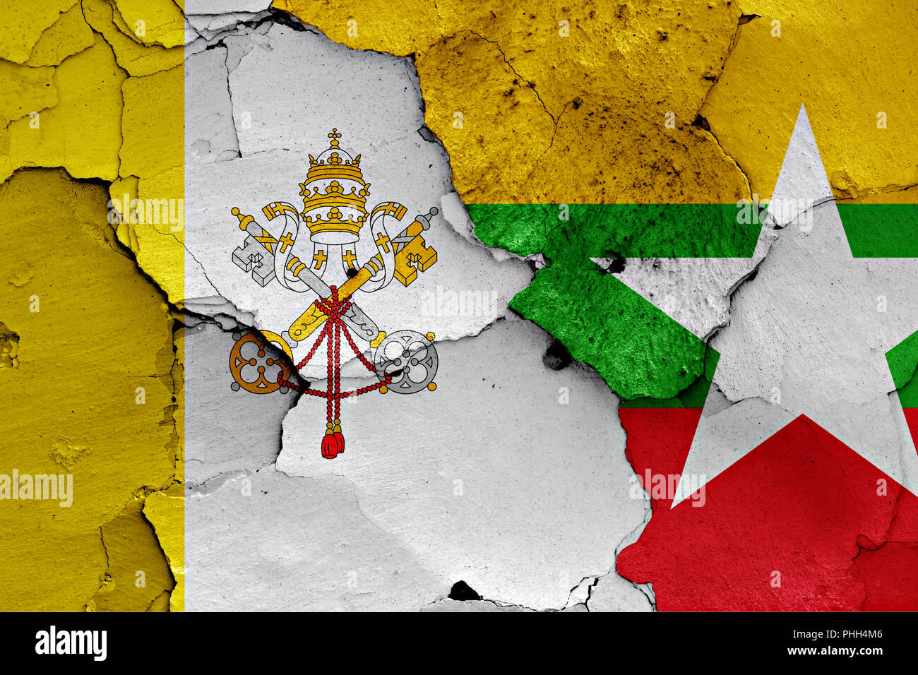 Flagge von Vatikan und Myanmar auf gerissene Wand gemalt Stockfoto