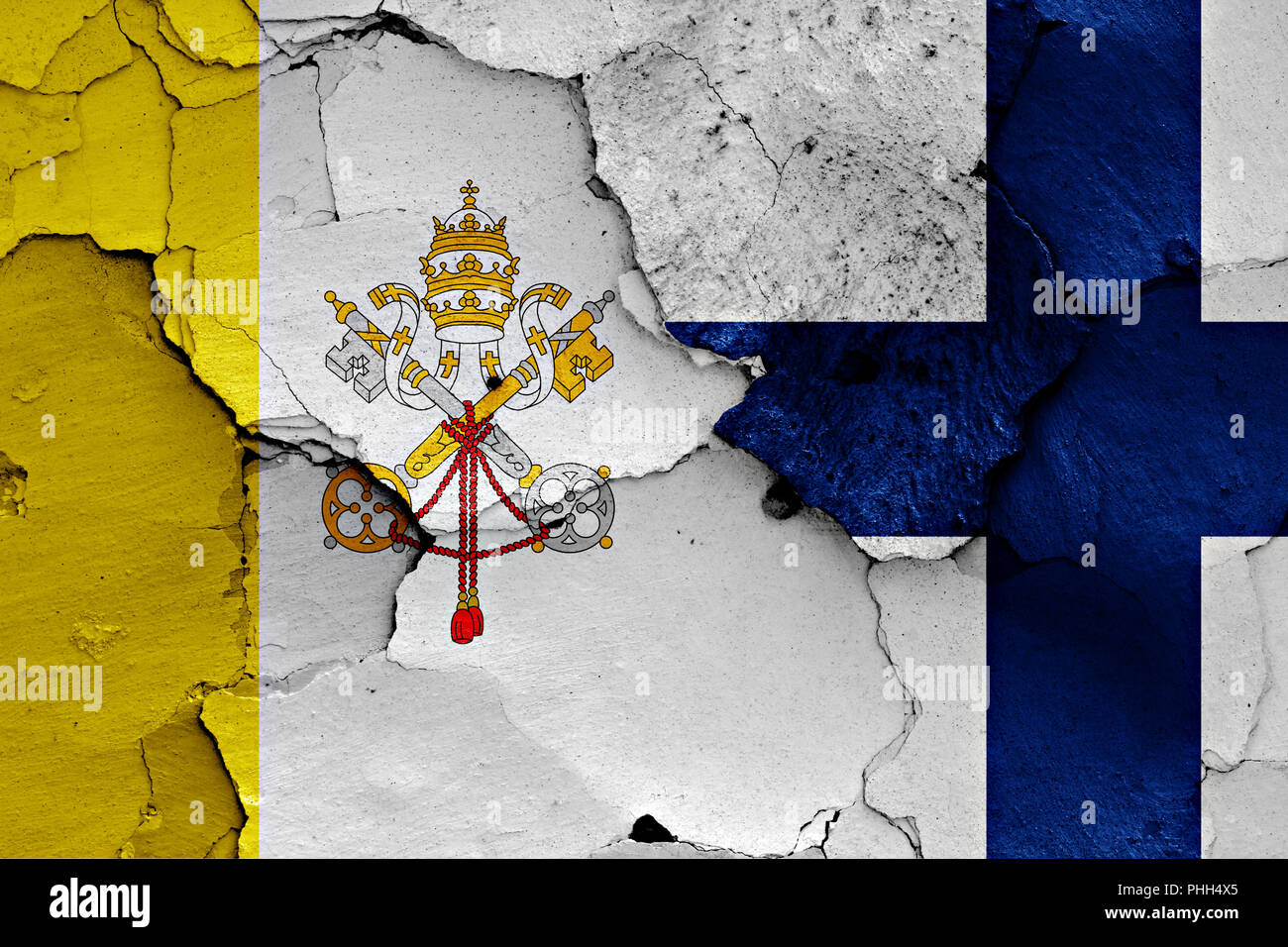 Flagge von Vatikan und Finnland malte auf Risse an der Wand Stockfoto