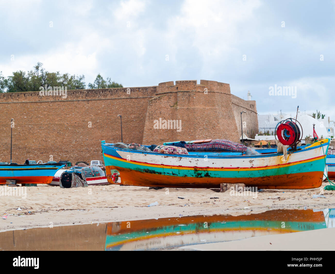 Hammamet - Tunesien - Stadt Strand mit Menschen und Boote im Herbst Stockfoto