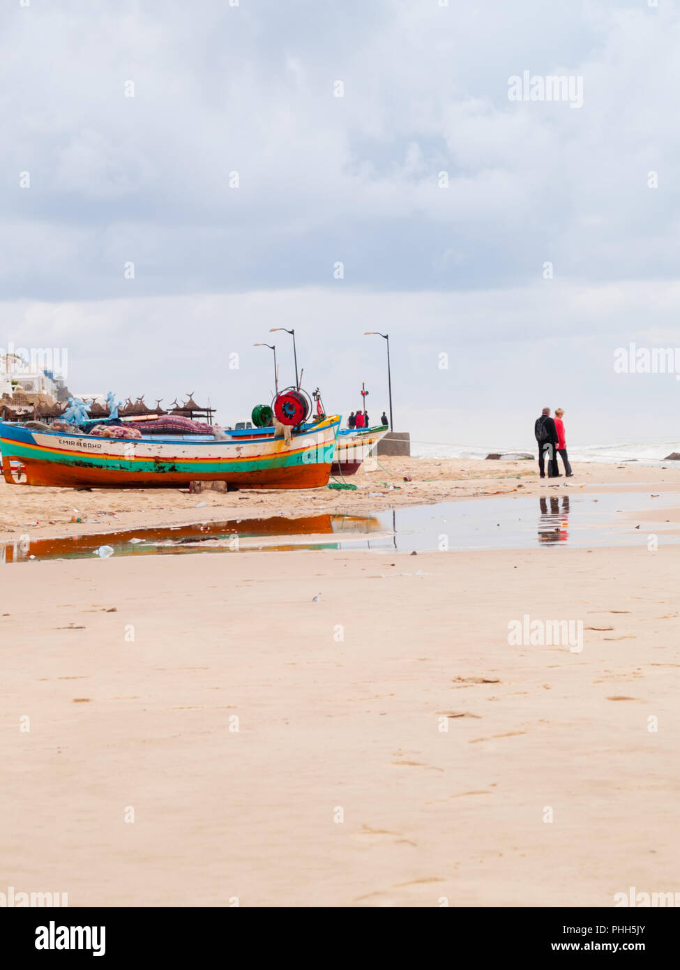 Hammamet - Tunesien - Stadt Strand mit Menschen und Boote im Herbst Stockfoto