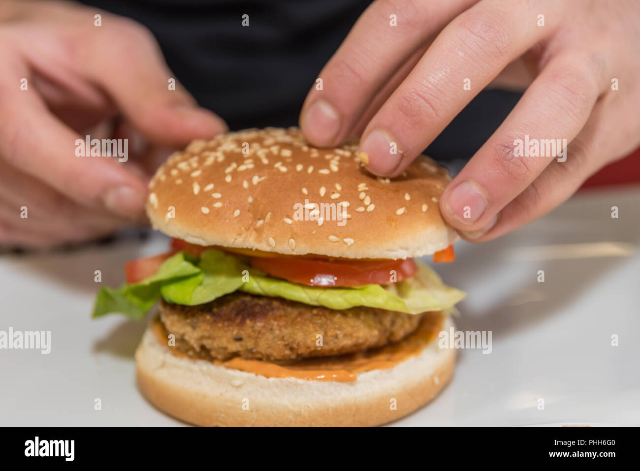 Koch bereitet gemischt Hamburger frisch-close-up Stockfoto