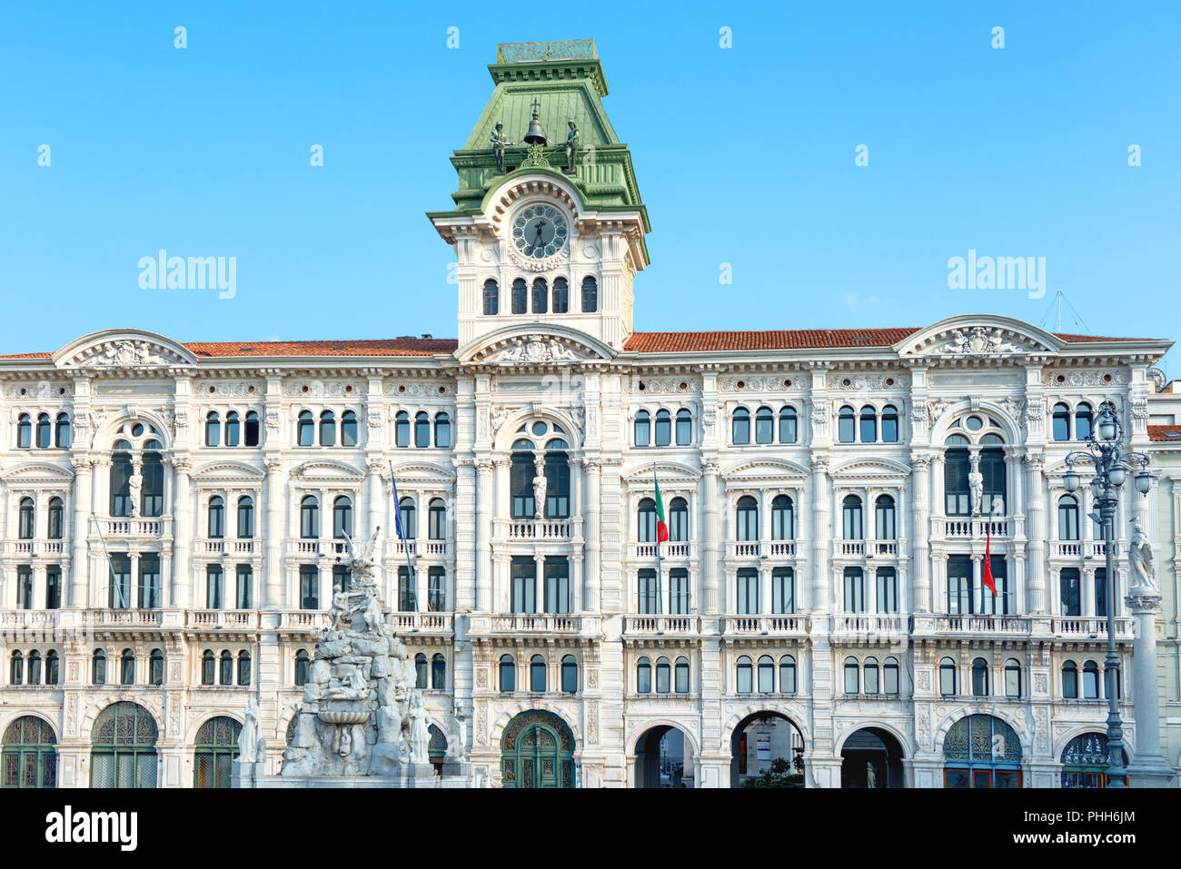 Palast und alte Gebäude am Hauptplatz der Stadt Stockfoto