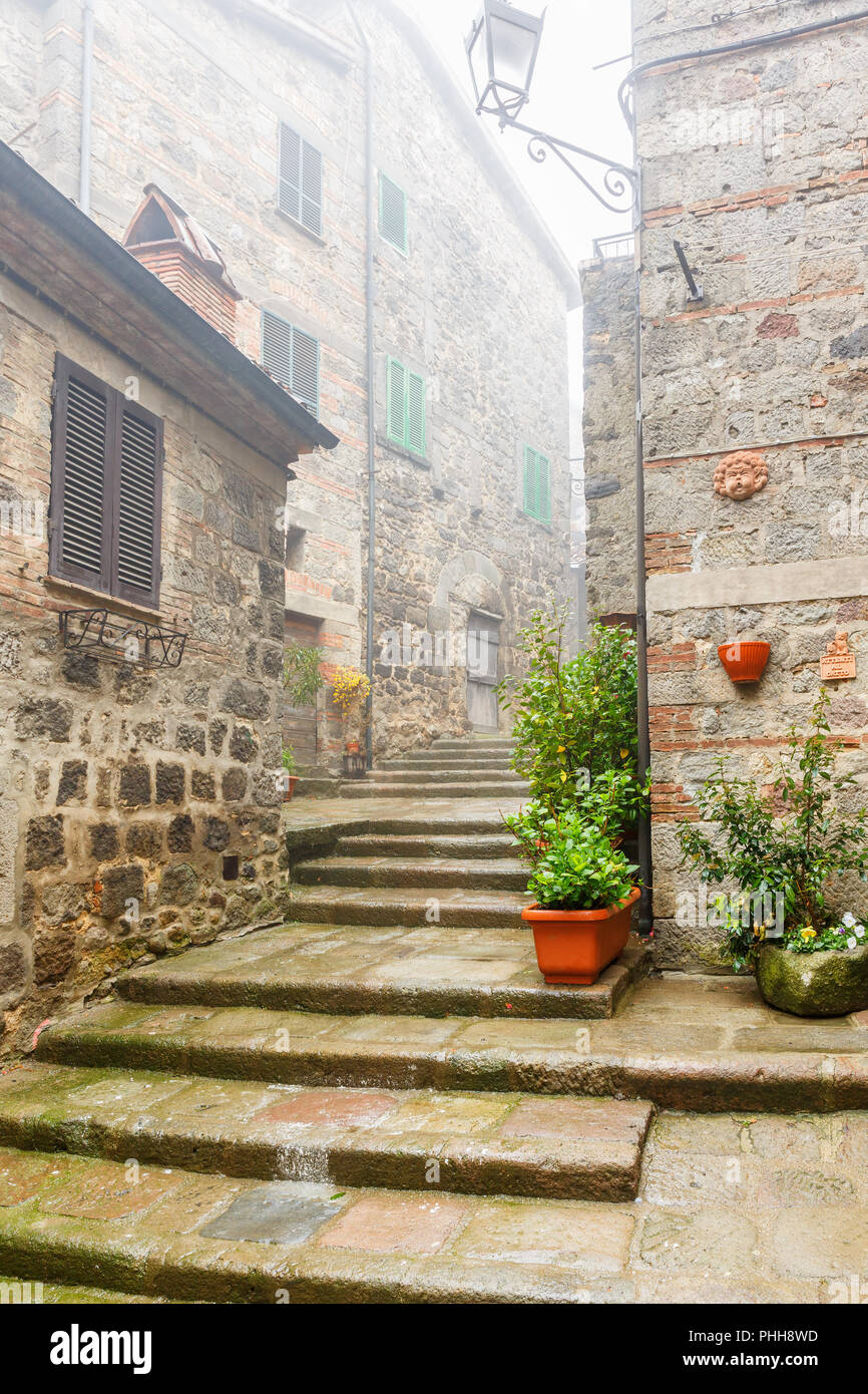 Nebel in der Gasse mit einer Treppe entfernt Stockfoto