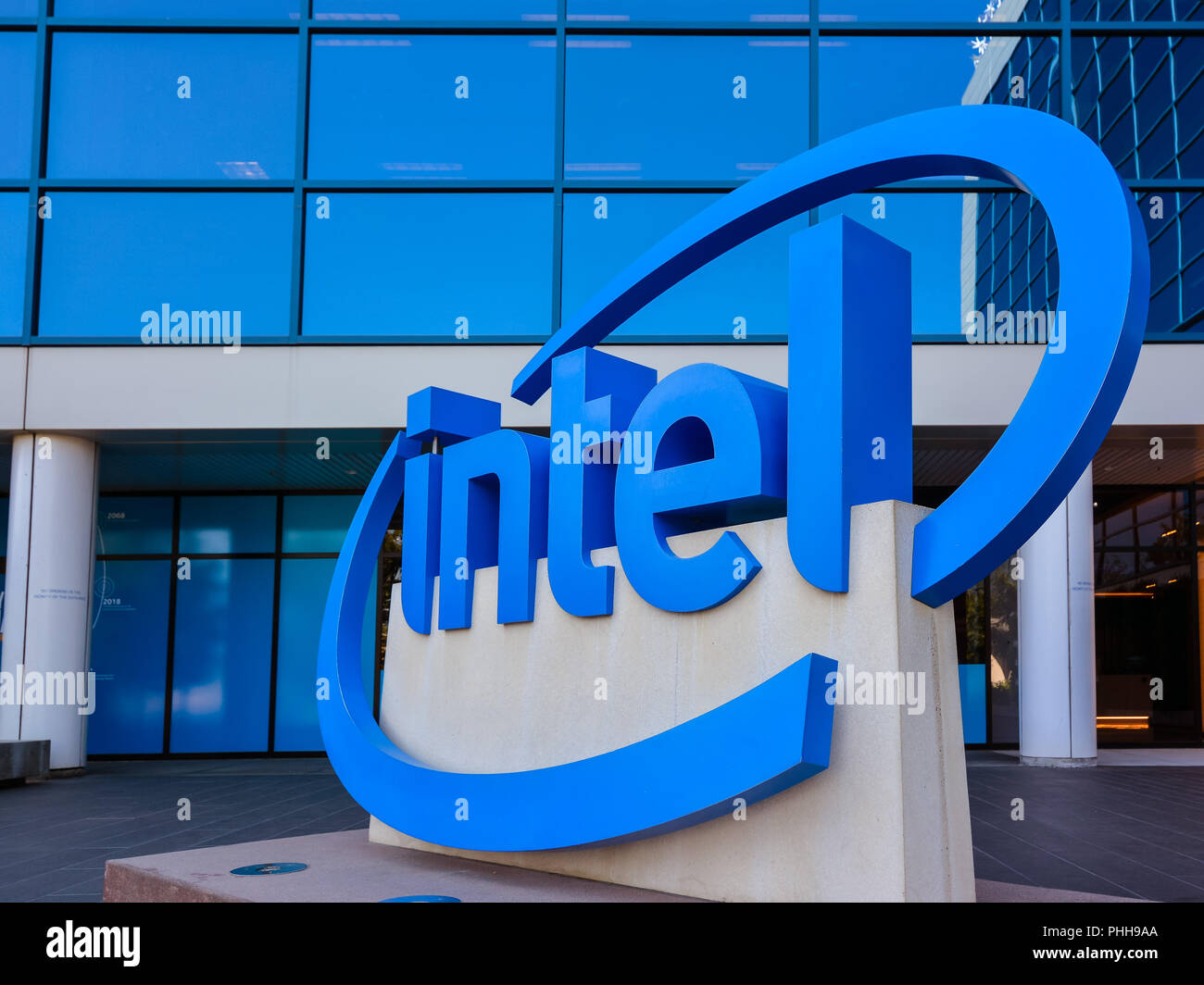 Santa Clara, CA/USA, Nov. 31, 2018: Giant 3-dimensionale Intel Logo vor der Zentrale des Unternehmens. Stockfoto