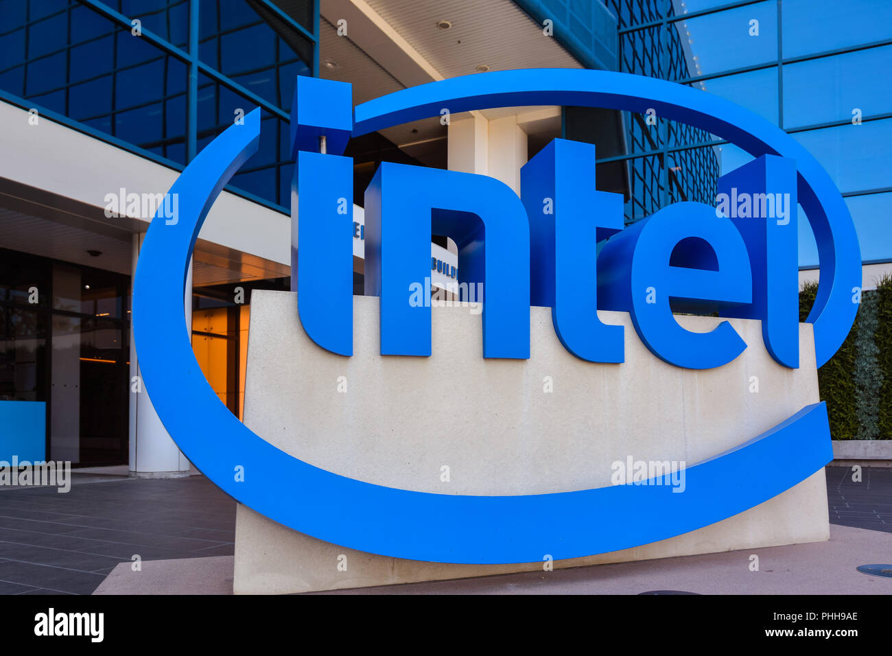 Santa Clara, CA/USA, Nov. 31, 2018: Giant 3-dimensionale Intel Logo vor der Zentrale des Unternehmens. Stockfoto