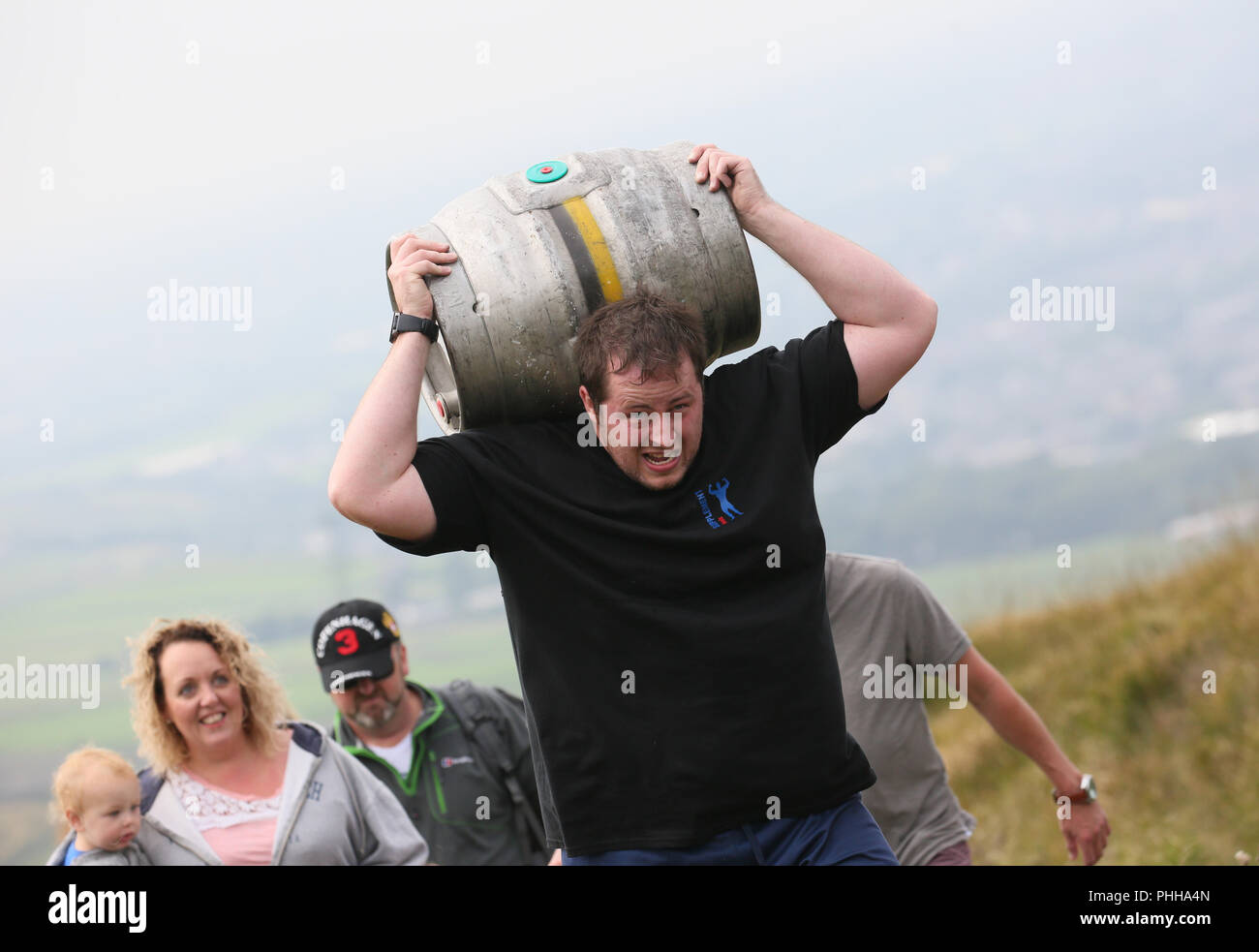 Littleborough, Manchester, UK. 1. September 2018. Die erste Welt Bierfass Durchführung Meisterschaften organisiert von Brian Gumbley und immer mit einem Lächeln "Stiftung. Der Wettbewerb umfasst drei viertel Meile Sprint ein Bierfass mit einem Gewicht von 50 kg zu holen und sie es bis zu Blackstone Kante an einem Endpunkt in der Nähe des Weißen Hauses. Littleborough, den 1. September, 2018 (C) Barbara Cook/Alamy leben Nachrichten Stockfoto