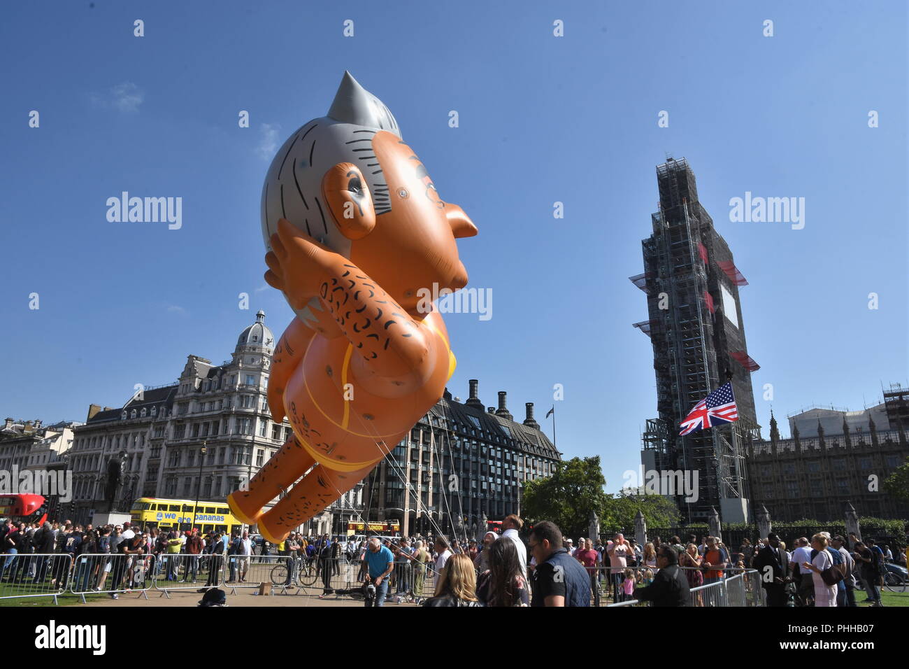 London, Großbritannien. 1. September 2018. Machen London wieder sicher Mitkämpfer flog ein 29 ft Ballon von Sadiq Khan einen Bikini tragen den Kampf gegen steigende Messer und Pistole Verbrechen inmitten der Mangel an Aktion aus dem Londoner Bürgermeister, Parliament Square, London.UK Credit Marke: michael Melia/Alamy leben Nachrichten Stockfoto