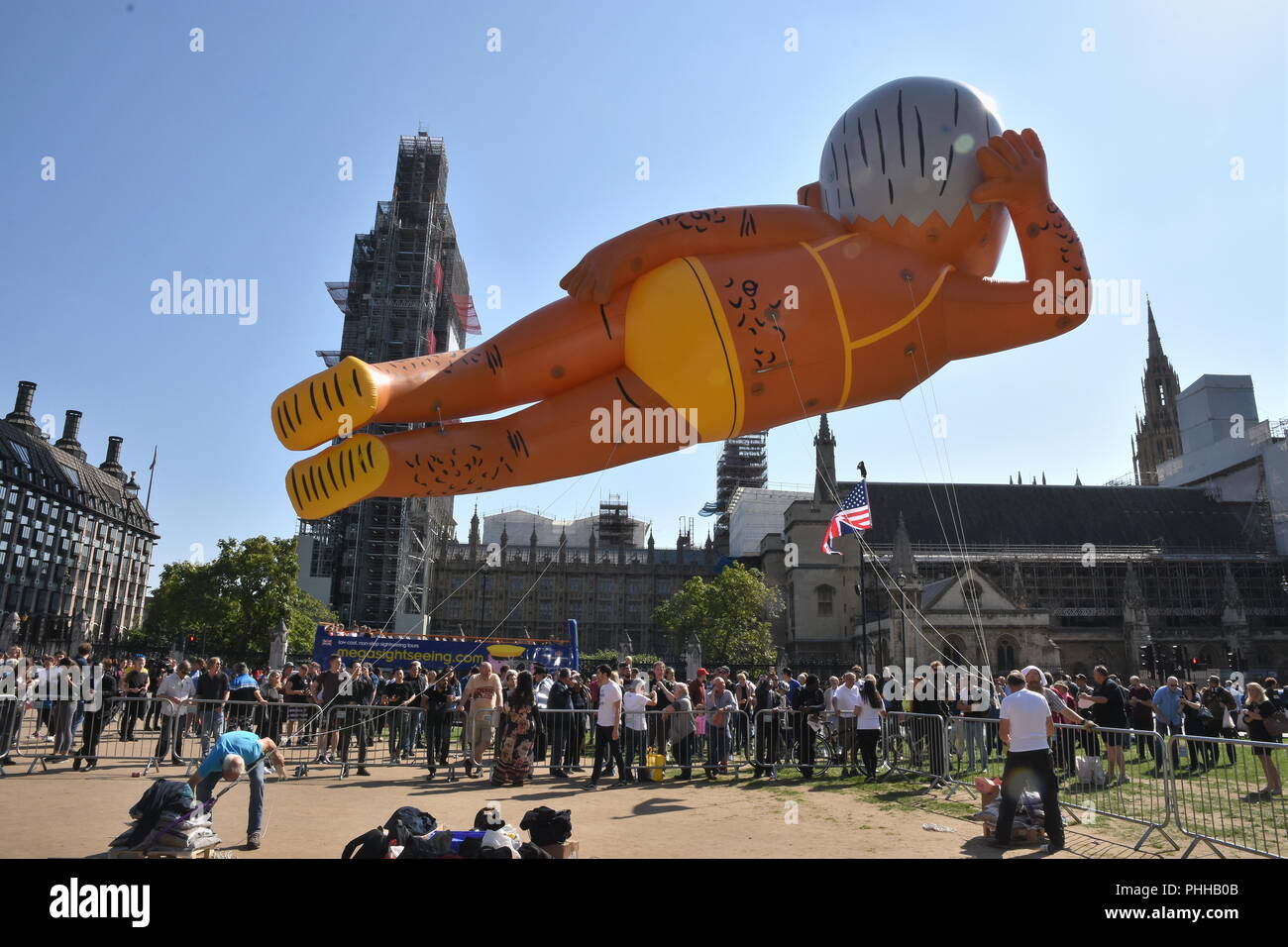 London, Großbritannien. 1. September 2018. Machen London wieder sicher Mitkämpfer flog ein 29 ft Ballon von Sadiq Khan einen Bikini tragen den Kampf gegen steigende Messer und Pistole Verbrechen inmitten der Mangel an Aktion aus dem Londoner Bürgermeister, Parliament Square, London.UK Credit Marke: michael Melia/Alamy leben Nachrichten Stockfoto