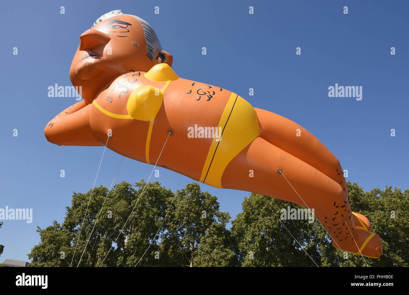 London, Großbritannien. 1. September 2018. Machen London wieder sicher Campainers flog ein 29 ft Ballon von Sadiq Khan einen Bikini tragen den Kampf gegen steigende Messer und Pistole Verbrechen inmitten der Mangel an Aktion aus dem Londoner Bürgermeister, Parliament Square, London.UK Credit Marke: michael Melia/Alamy leben Nachrichten Stockfoto