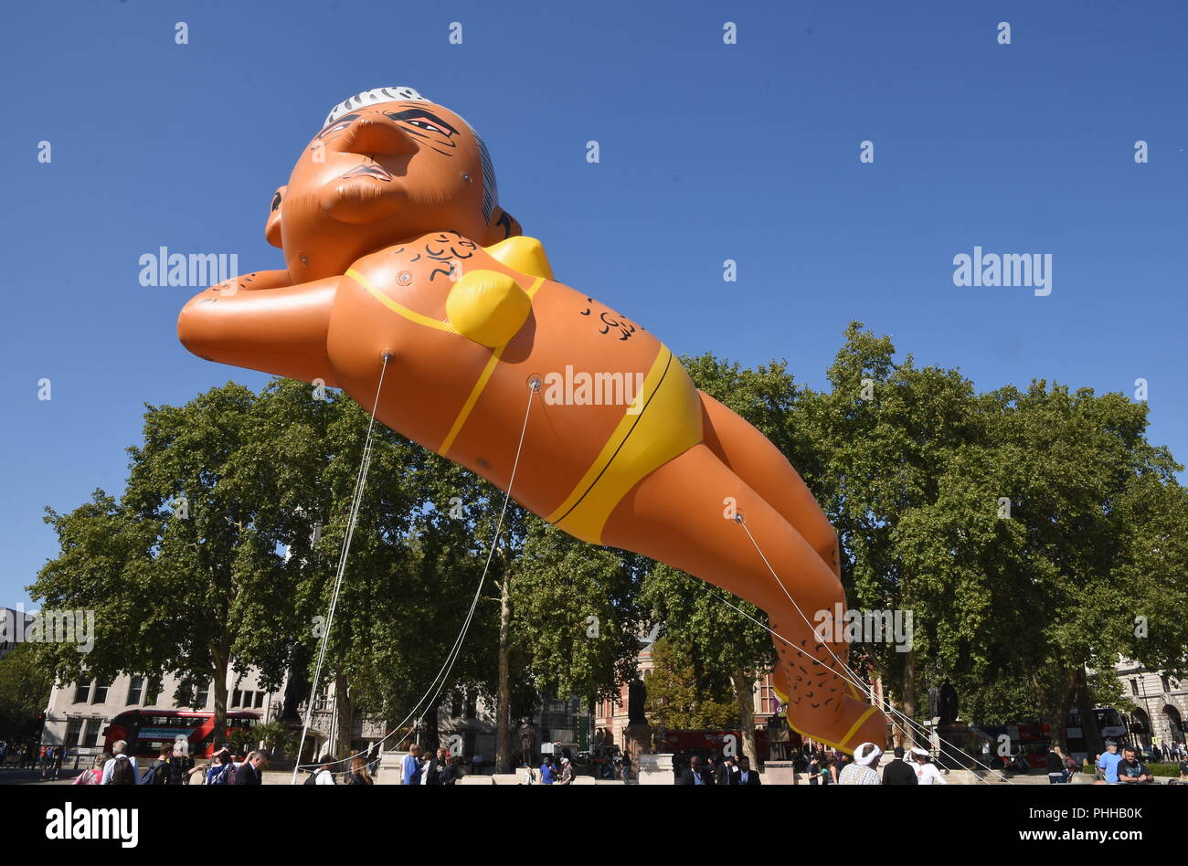 London, Großbritannien. 1. September 2018. Machen London wieder sicher Mitkämpfer flog ein 29 ft Ballon der Londoner Bürgermeister Sadiq Khan einen Bikini tragen den Kampf gegen steigende Messer und Pistole Verbrechen inmitten der Mangel an Aktion aus dem Londoner Bürgermeister, Parliament Square, London. UK Credit: michael Melia/Alamy leben Nachrichten Stockfoto