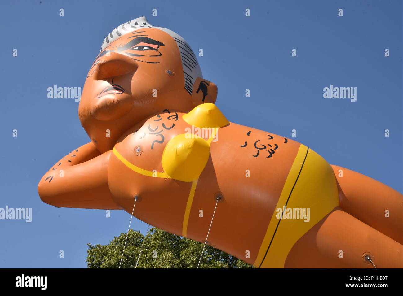 London, Großbritannien. 1. September 2018. Machen London wieder sicher Mitkämpfer flog ein 29 ft Ballon von Sadiq Khan einen Bikini tragen den Kampf gegen steigende Messer Verbrechen inmitten der Mangel an Aktion aus dem Londoner Bürgermeister, Parliament Square, London.UK Credit Marke: michael Melia/Alamy leben Nachrichten Stockfoto