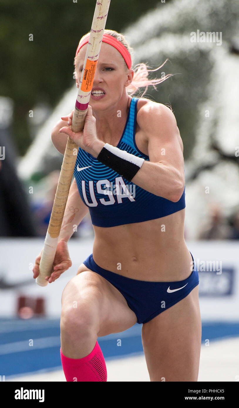 Berlin, Deutschland. 01 Sep, 2018. 01.09.2018, Berlin: Leichtathletik Team Challenge' Berlin fliegt', einen Flug, Springen und Sprint in Berlin Mitte zwischen den Neptunbrunnen und den Fernsehturm. Pole vaulter Sandi Morris (USA) läuft mit der Stange. Credit: Annegret Hilse/dpa/Alamy leben Nachrichten Stockfoto