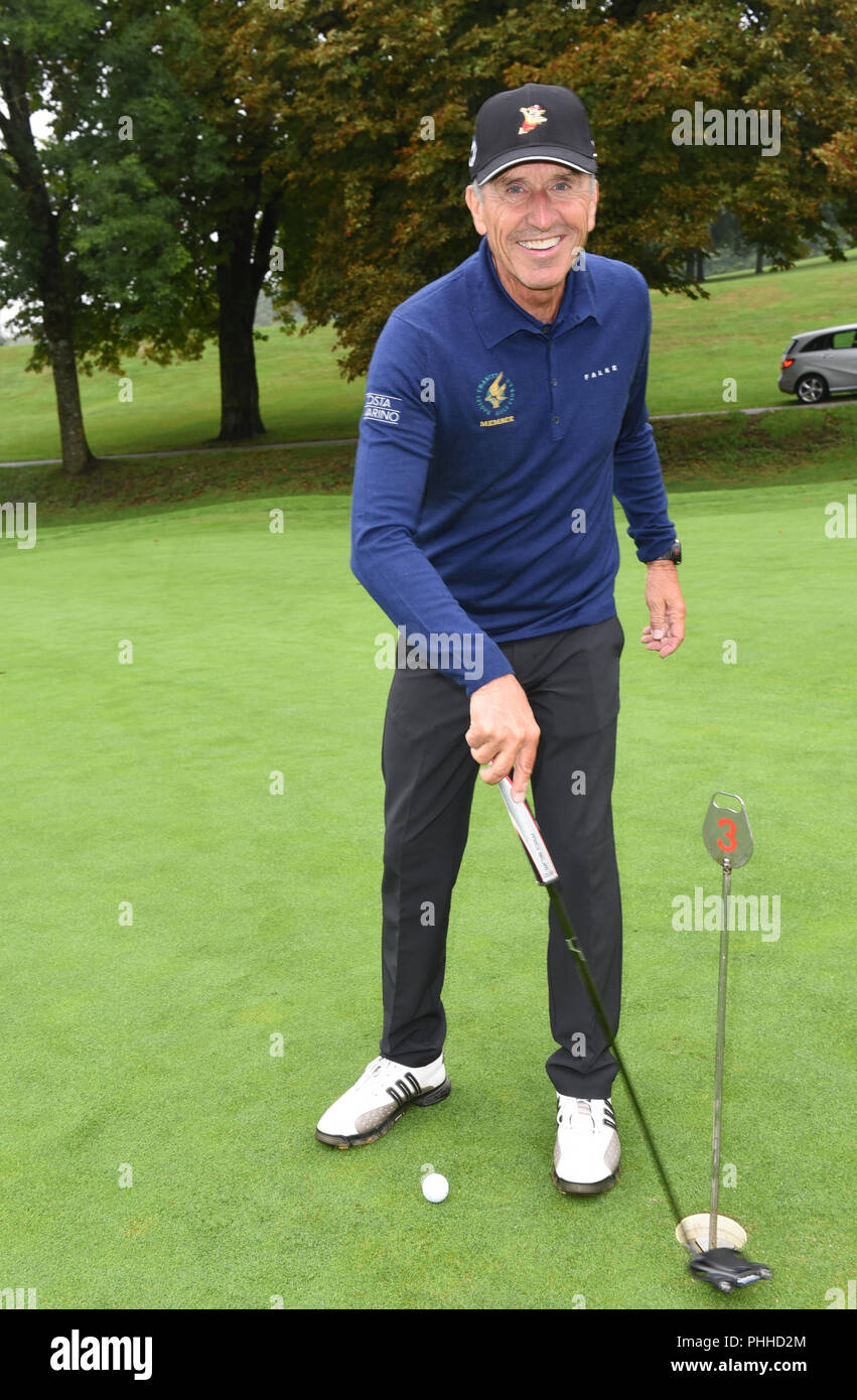 01.09.2018, Bayern, Tutzing: Ernst-Otto Münch, medizinischer Berater des FC Bayern, beteiligt sich an der Tabaluga Golf Cup im Golfclub am Starnberger See zum Nutzen der Michael Roll Stiftung, ein Vertrauen in die tabaluga Stiftung. Foto: Ursula Düren/dpa Stockfoto