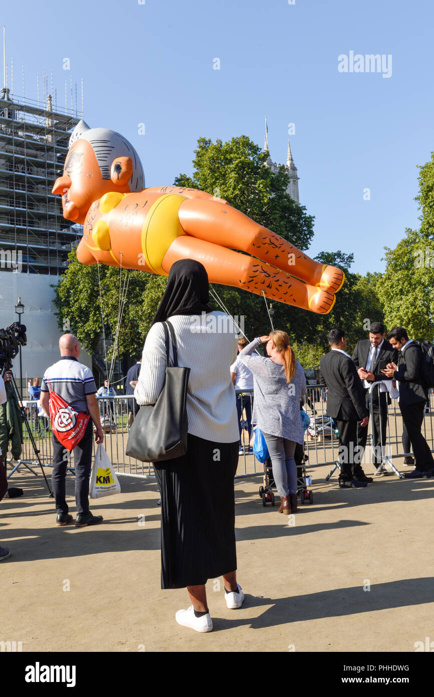 London, Großbritannien: 01. September 2018. Ein paar hundert Aktivisten auf den Parliament Square versammelt, um die fliegenden des Khan blimp unterstützen, Veranstalter Yanny Bruere sagte, dass es in Reaktion auf die Trumpf blimp und hohe Kriminalität in der Hauptstadt. Credit: Ian Francis/Alamy leben Nachrichten Stockfoto