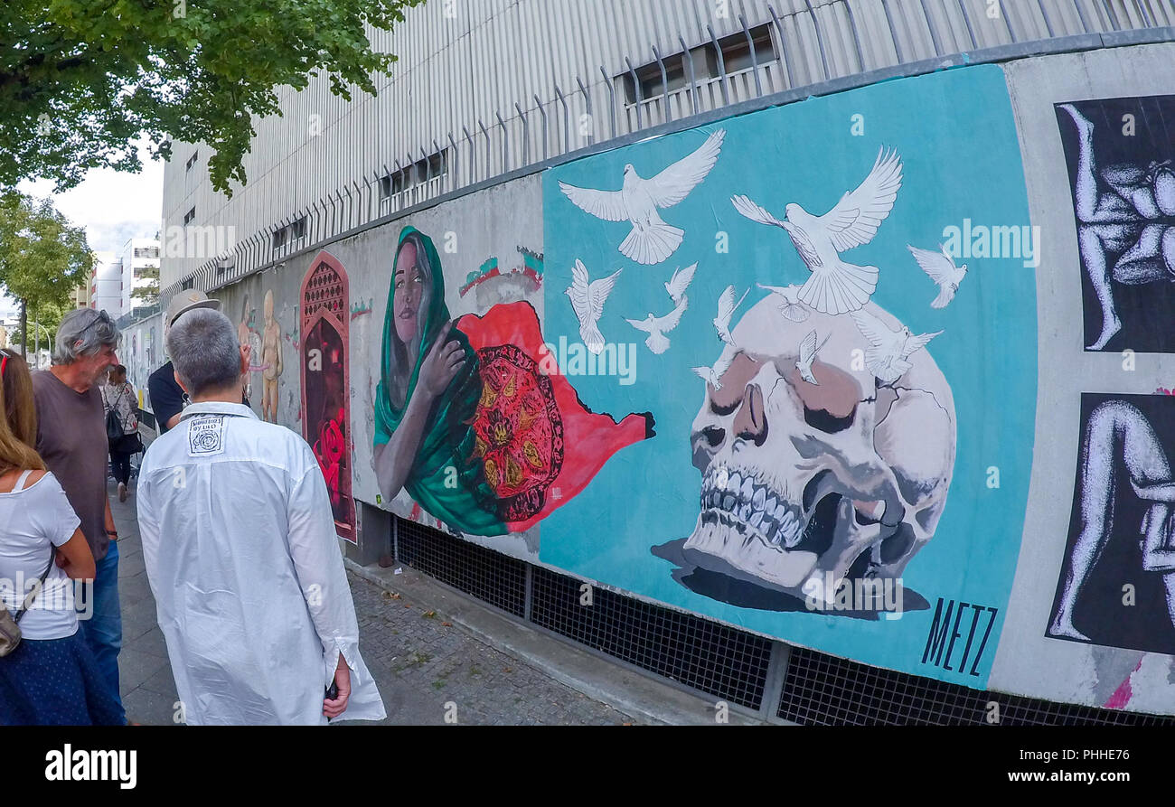 01.09.2018, Berlin: Die Besucher stehen an der Fassade des Parkhauses in der Deutschen Oper Vor dem Kunstwerk einer iranischen Künstler kollektiv. Es ist Teil der 'Einfügen - oben - Festival 2018". Es Künstler aus aller Welt zeigen ihre Kunst der Verklebung. Foto: Paul Zinken/dpa Stockfoto