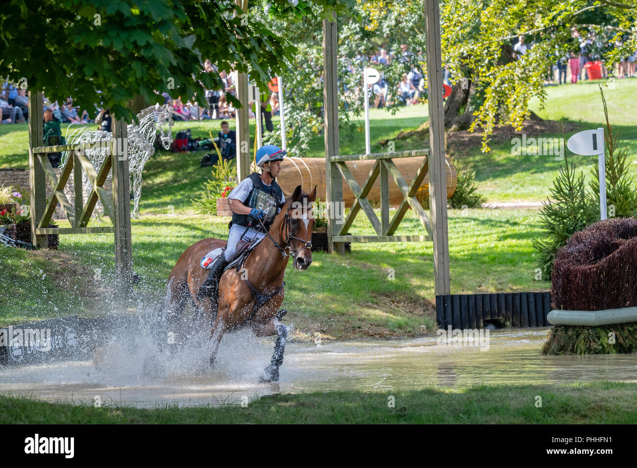 Burghley House Stamford Lincolnshire am 1. September 2018: Land Rover 70. Jahrestag, eine Sammlung der besten Pferde der Welt und Reiter Rennen gegen die Uhr um diese Jahre cross country Kurs von Captain Mark Phillips entwickelt wurde. Burghley Land Rover Fund Raiser 2018 ist die Gurkha Nächstenliebe. Dienstleistungen: Sozialhilfe Renten, medizinische Programm, Not Not Zuschüsse, Erdbeben Response Fund, Schulprogramm. Clifford Norton Alamy Leben Nachrichten. Stockfoto