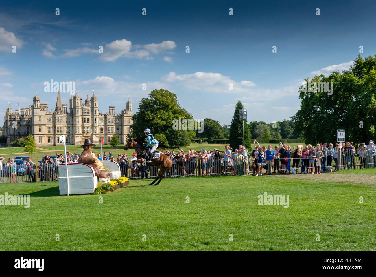 Burghley House Stamford Lincolnshire am 1. September 2018: Land Rover 70. Jahrestag, eine Sammlung der besten Pferde der Welt und Reiter Rennen gegen die Uhr um diese Jahre cross country Kurs von Captain Mark Phillips entwickelt wurde. Burghley Land Rover Fund Raiser 2018 ist die Gurkha Nächstenliebe. Dienstleistungen: Sozialhilfe Renten, medizinische Programm, Not Not Zuschüsse, Erdbeben Response Fund, Schulprogramm. Clifford Norton Alamy Leben Nachrichten. Stockfoto