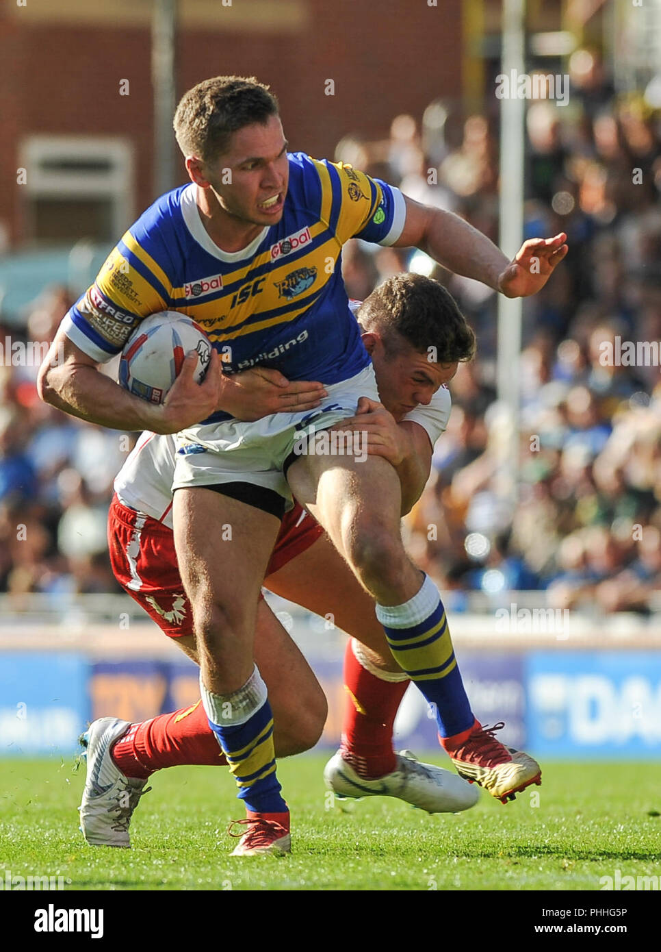 Emerald Headingley Stadium, Leeds, Großbritannien. 1. September 2018. Rugby League Super 8 Qualifier Rugby League zwischen Leeds Rhinos vs Hull Kingston Rovers; Leeds Rhinos Joel Mond in Angriff von Robbie Mulhern von Hull Kingston Rovers. Dean Williams Stockfoto