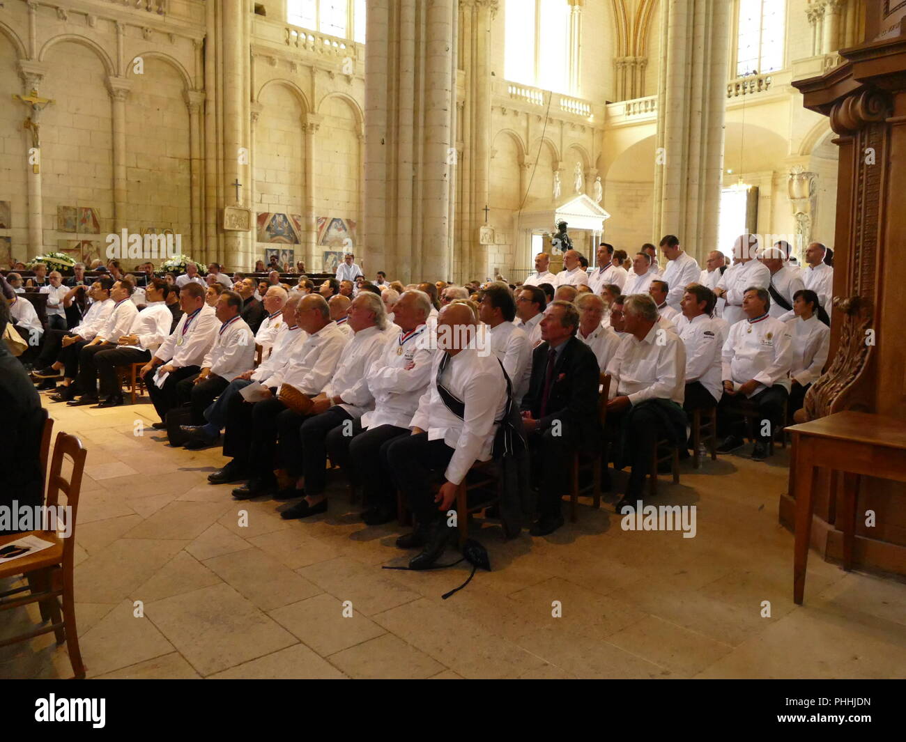 Aux obsèques de Joel Robuchon des centaines de Grands Chefs en Tenue de Chef cuisinier Venus du monde entier occupèrent La totalité de la Nef Centrale de la Cathédrale de Poitiers Stockfoto