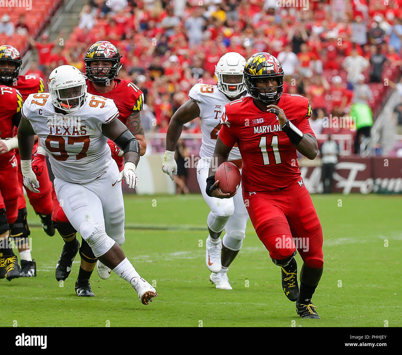 September 1, 2018: Die Universität von Maryland Dosenschildkröten QB #11 Kasim Hill trägt den Ball während eines NCAA Football Spiel zwischen der Universität von Maryland Dosenschildkröten und die Texas Longhorns am Fedex Feld in Washington, DC, Justin Cooper/CSM Stockfoto