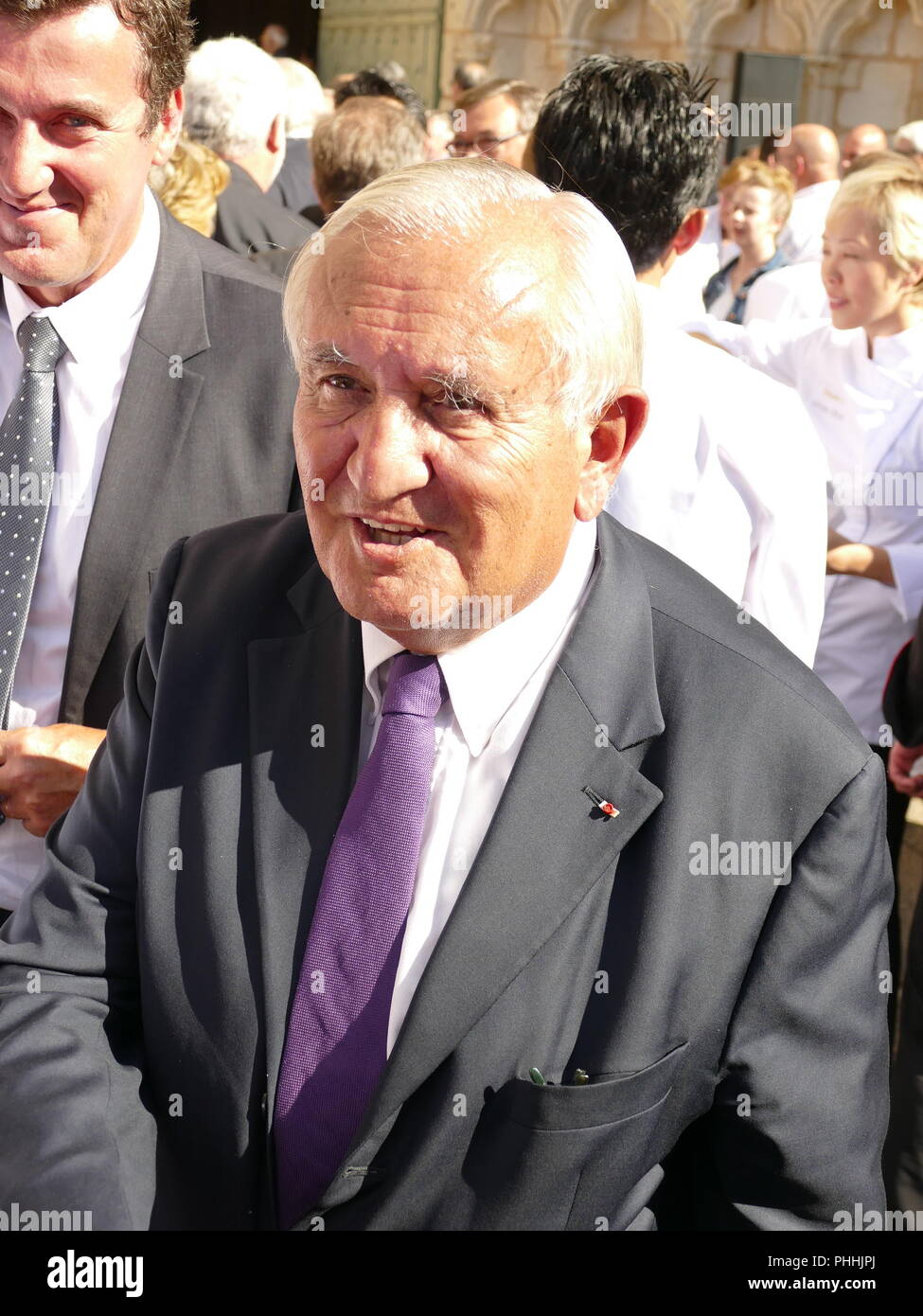 Jean Pierre Raffarin Ancien Président de la Region Poitou Charentes, ancien Premier Ministre de Jacques Chirac ancien Sénateur de la Vienne Était vorhanden aux obsèques De Joël Robuchon qui avait Sa Maison natale à St Benoît dans la Banlieue de Poitiers Stockfoto