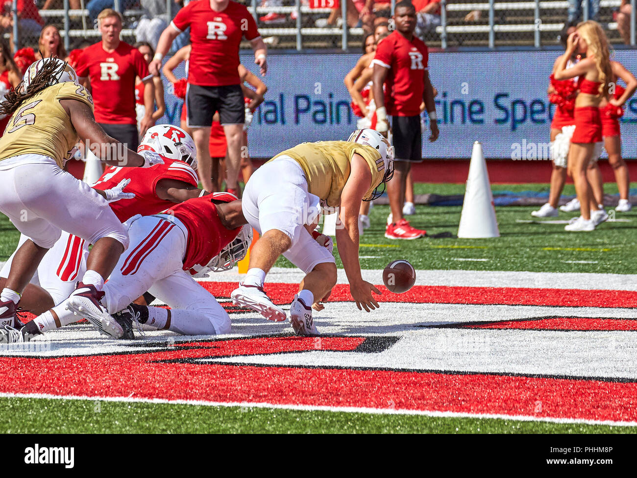 Piscataway, New Jersey, USA. 1. Sep 2018. Texas Zustand Bobcats Quarterback Tyler Vitt (11) ungeschickte Versuche der Ball in der End Zone als Rutgers Scarlet Knights defensive lineman Tijaun Mason (91) Der Ball während eines NCAA Football Spiel zwischen den Texas Zustand Bobcats und die Rutgers Scarlet Knights am höchsten Punkt Lösung Stadion in Piscataway, New Jersey ausschlagen. Rutgers besiegte Texas Zustand 35-7. Duncan Williams/CSM/Alamy leben Nachrichten Stockfoto