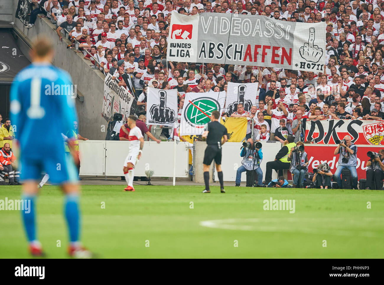 Stuttgart, Deutschland. 1. September, 2018. VFB Stuttgart - FC Bayern München, Fußball, Stuttgart, September 01, 2018 Fans Demonstration gegen video Schiedsrichter, DFB, VFB Stuttgart - FC BAYERN MÜNCHEN 0-3 - DFL-Bestimmungen verbieten die Verwendung von Fotografien als BILDSEQUENZEN und/oder quasi-VIDEO - 1. Bundesliga, Stuttgart, September 01, 2018, Saison 2018/2019, Spieltag 2, FCB, © Peter Schatz/Alamy Live News Credit: Peter Schatz/Alamy leben Nachrichten Stockfoto