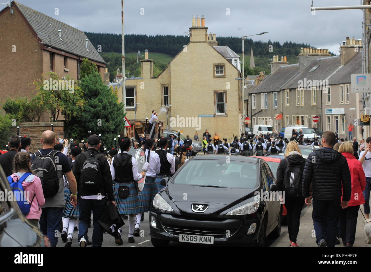 Rohr- und Schlagzeug Bands Street Parade. Pfeifer und Trommler spielen und marschieren durch die Straßen von Peebles Highland Games zu beenden. 1. September 2018, Peebles, Schottland, Vereinigtes Königreich Stockfoto