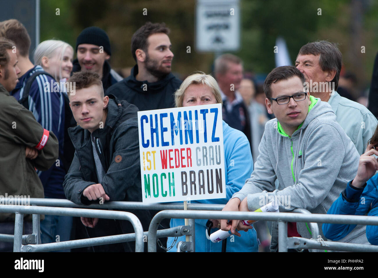 Chemnitz, Deutschland. 1. Sep 2018. Anti-rechtsextremen Demonstranten an einer Demonstration in Chemnitz, Ostdeutschland, Sept. 1, 2018. Rund 8.000 Menschen auf die Straße und in der deutschen Stadt Chemnitz am Samstag, sowohl Anhänger der rechten Partei die AfD und ausländerfeindliche Initiativen, und Leute, die protestieren gegen Fremdenfeindlichkeit, der Deutschen Presse Agentur (dpa) berichtet. Credit: Kevin Voigt/Xinhua/Alamy leben Nachrichten Stockfoto