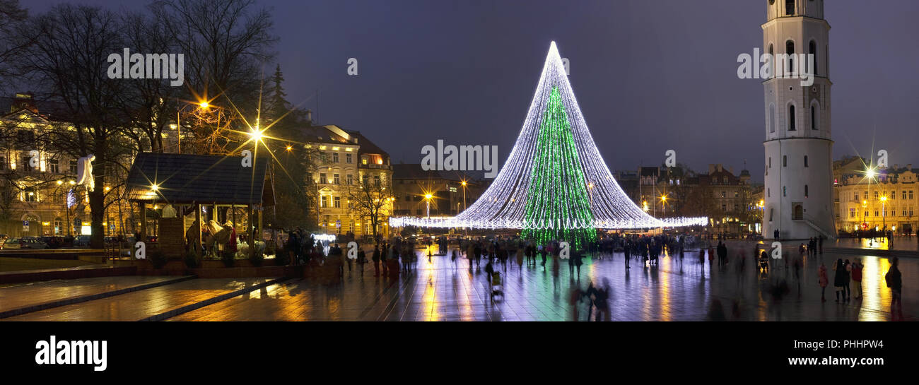 Weihnachten in den Graben und dekoriert beleuchten Tannenbaum Stockfoto