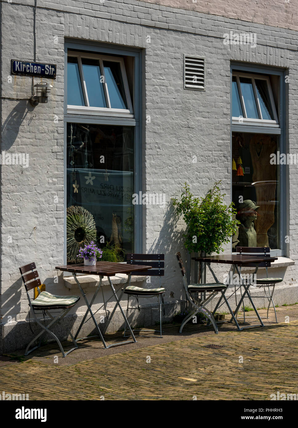 Garten Stühle und Tische vor einem kleinen Restaurant Stockfoto