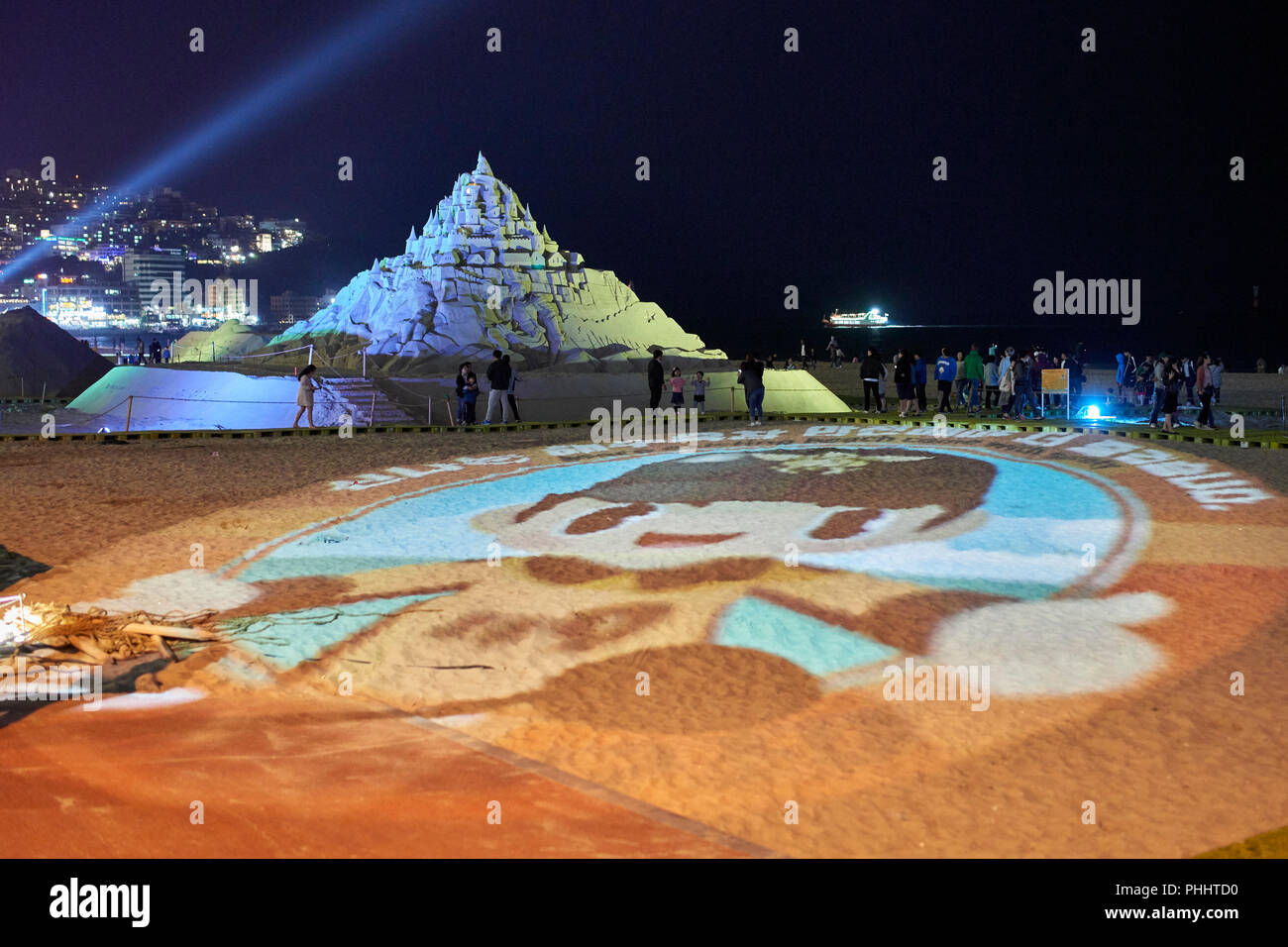 Lichtprojektionen am Strand unter den beleuchteten scultures der Haeundae Sand Festival 2018, Busan. Stockfoto