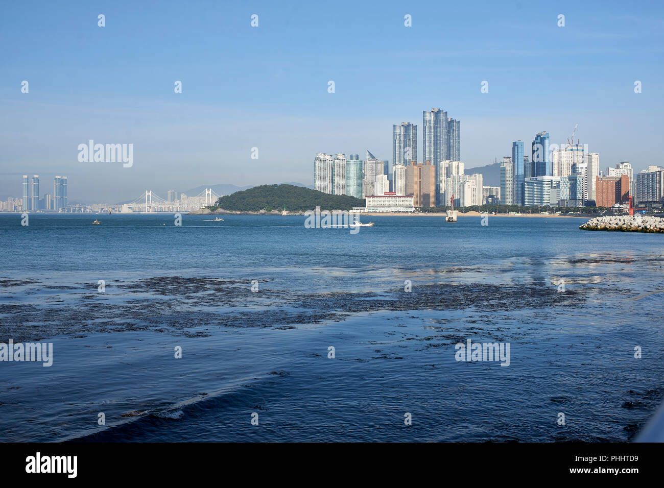 Haeundae Beach, Busan - Blick über die Bucht in Richtung der Stadt und Gwangandgyaego (Diamant) Brücke. Stockfoto