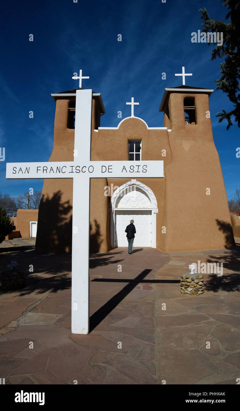 Eine touristische Besuche der historischen Mission San Francisco De Asis Kirche in Rancho de Taos, New Mexico USA Stockfoto
