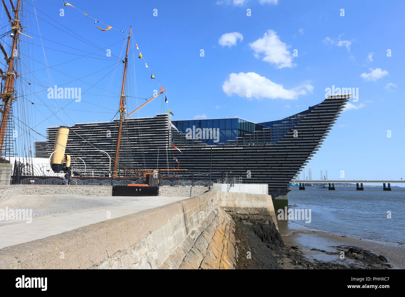 Kengo Kuma's neue V&A Dundee, am Fluss als Teil der Esplanade waterfront Regeneration der Stadt, in Schottland, Großbritannien Stockfoto