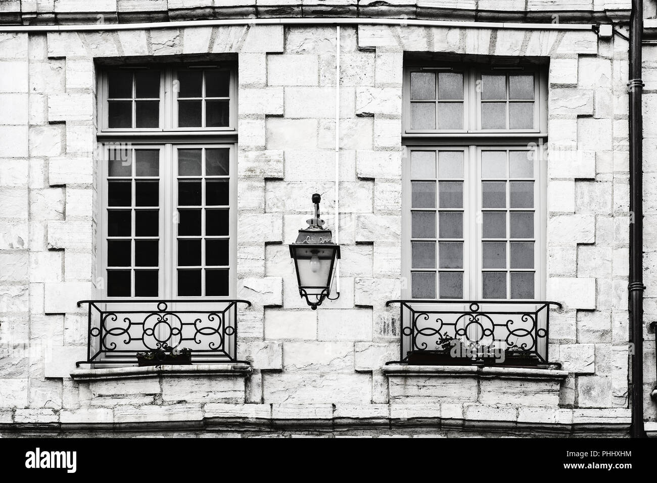 Französische Fenster in Biarritz. Stockfoto