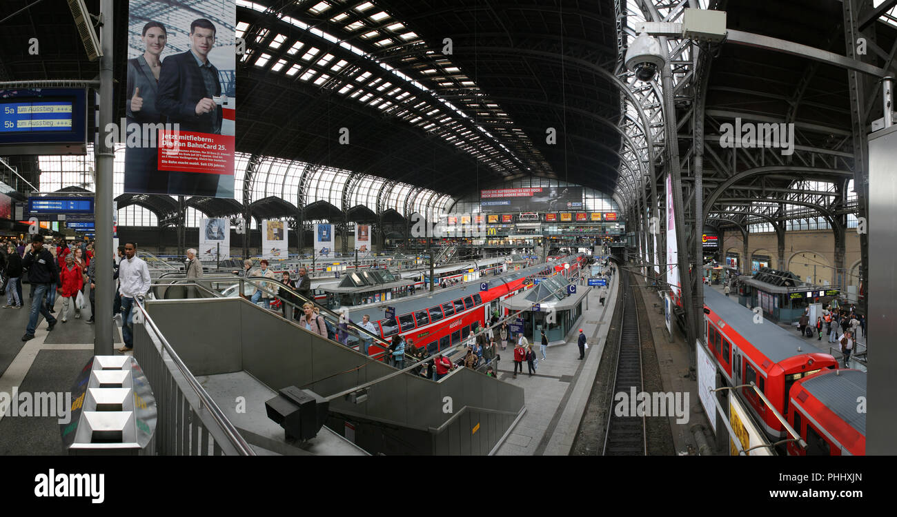 Panoramablick auf den Innenraum von Hamburg Hauptbahnhof Stockfoto