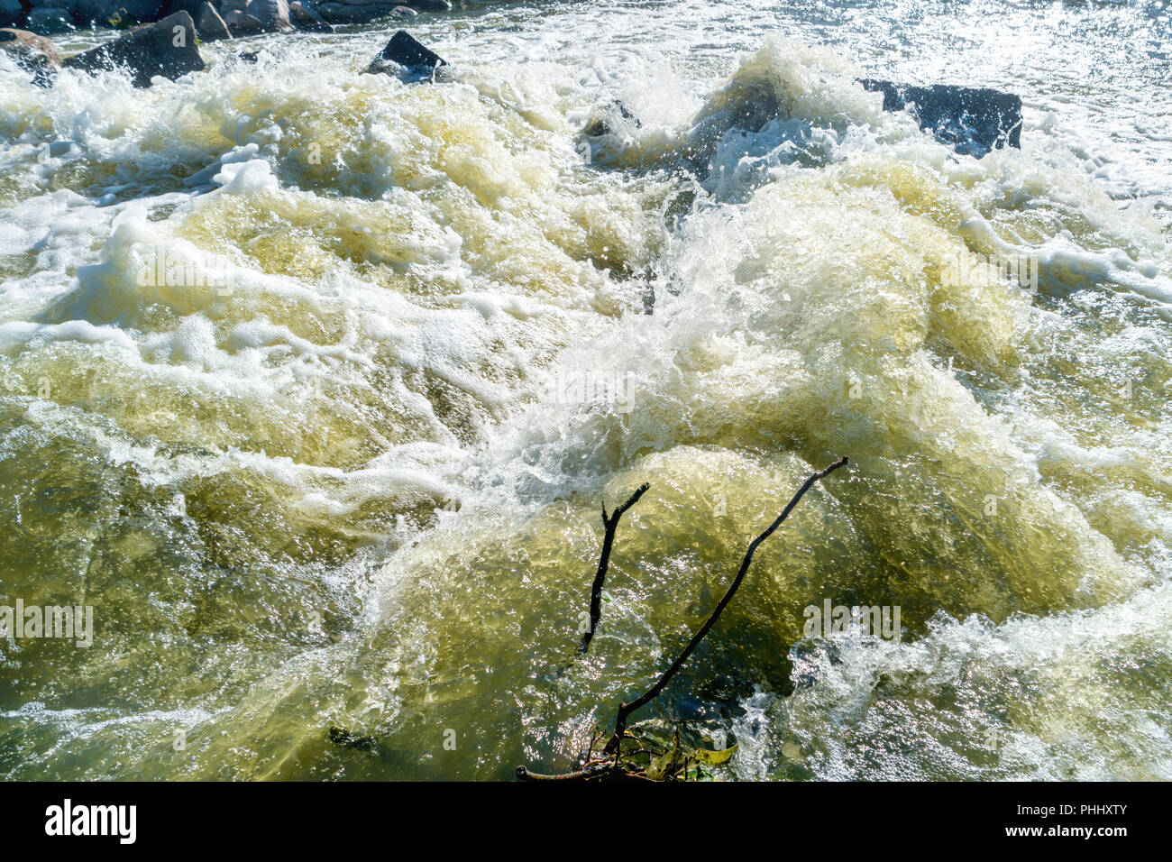 Fließende Fluss Wasser mit grossen Felsen Stockfoto