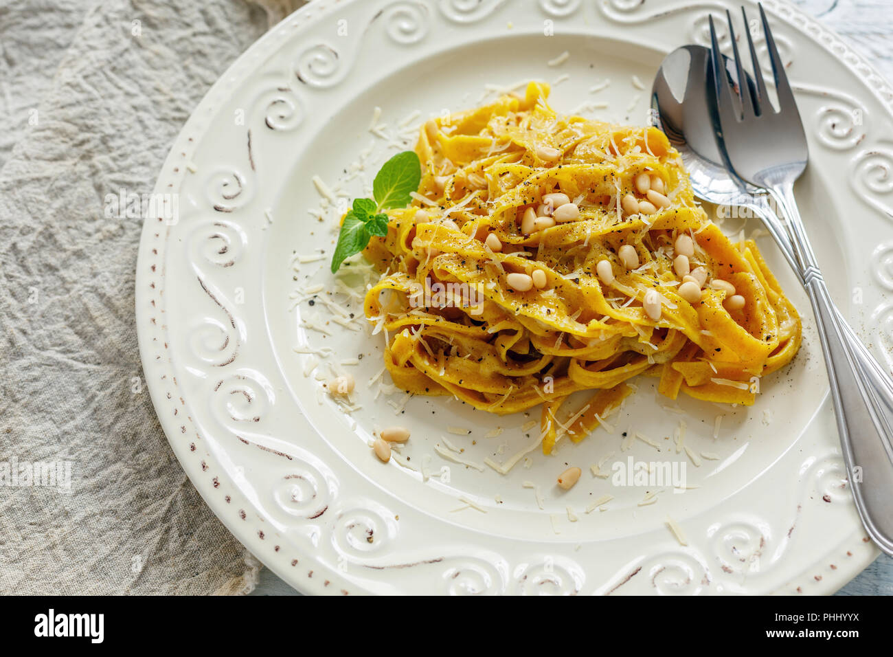 Hausgemachte Pasta mit Parmesan, schwarzer Pfeffer und Pinienkernen. Stockfoto
