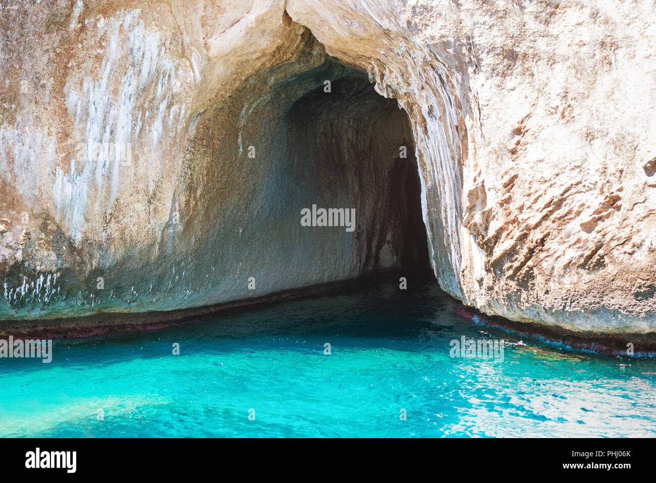 Großen Meereshöhle an der Mittelmeerküste Stockfoto