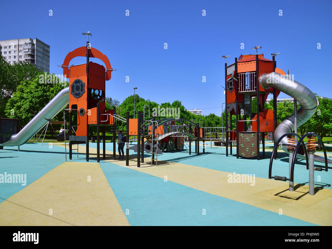 Moskau, Russland - 22. Mai. 2018. Spielplatz für Kinder im Park Sadovniki im südlichen Landkreis Stockfoto