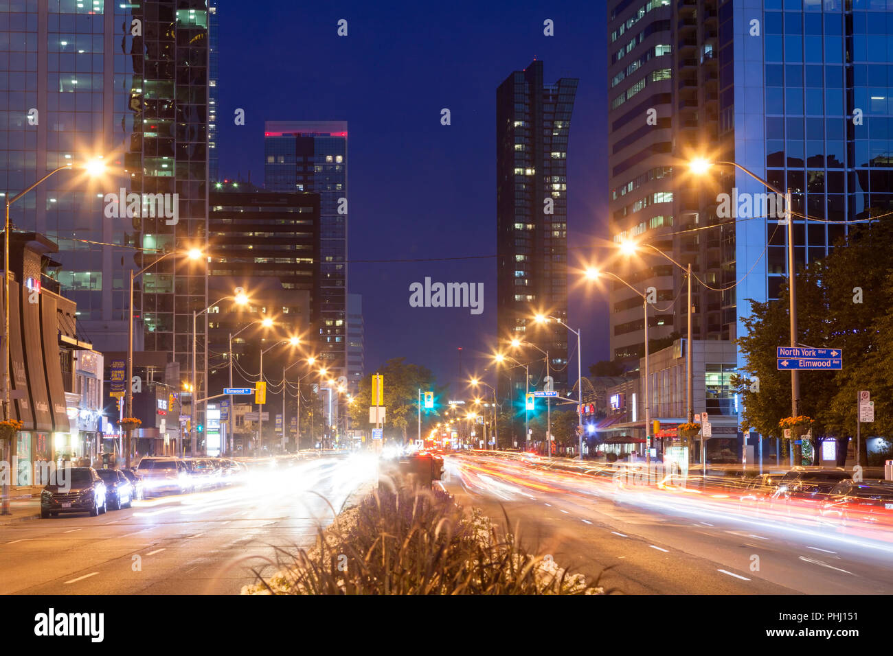 Der Yonge Street nach Süden in der Abenddämmerung. North York, Toronto, Ontario, Kanada. Stockfoto