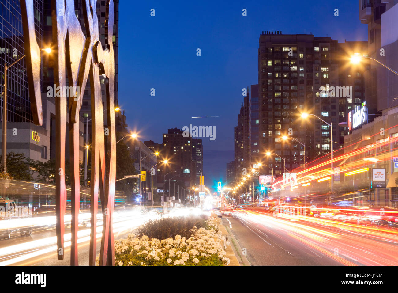 Der Yonge Street nach Norden in der Abenddämmerung. North York, Toronto, Ontario, Kanada. Stockfoto