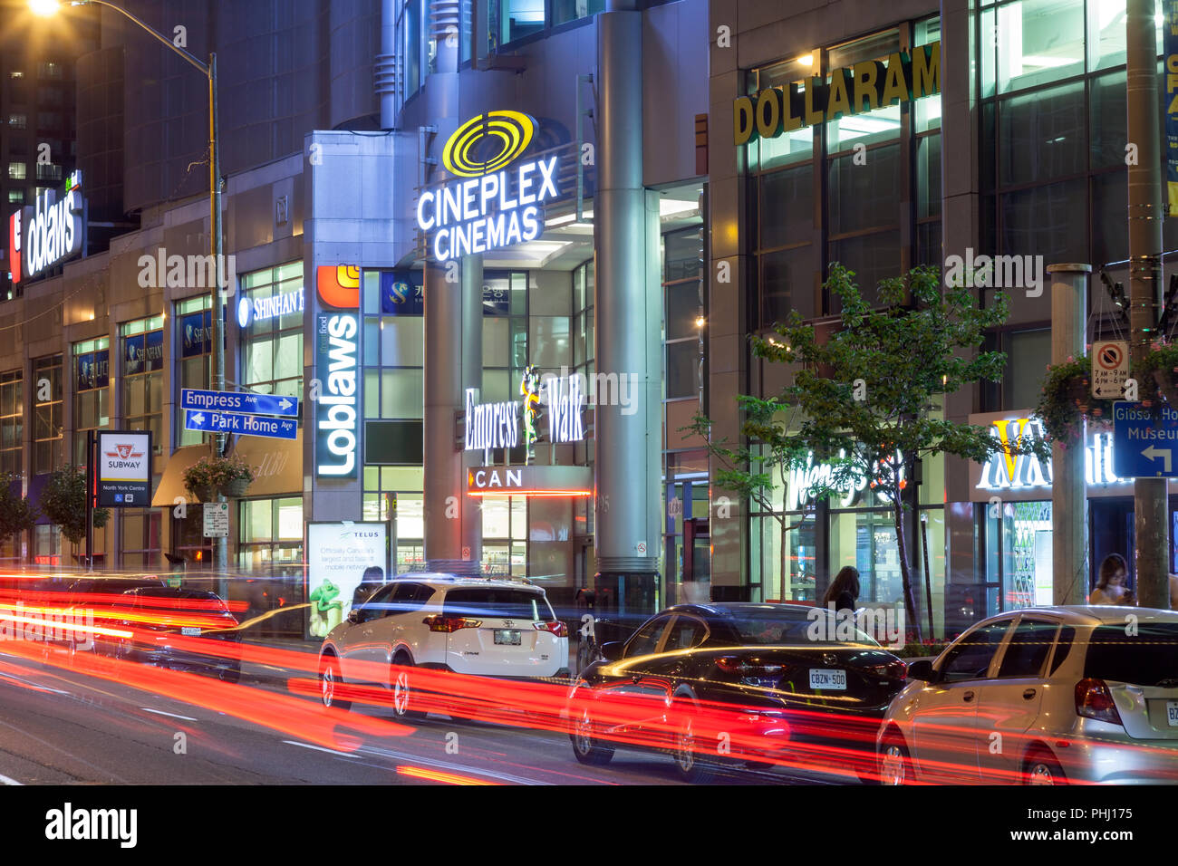 Storefronts entlang der Yonge Street in der Abenddämmerung. North York, Toronto, Ontario, Kanada. Stockfoto