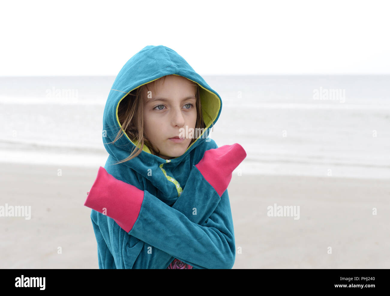 Kleines Mädchen mit Haube einfrieren Stockfoto