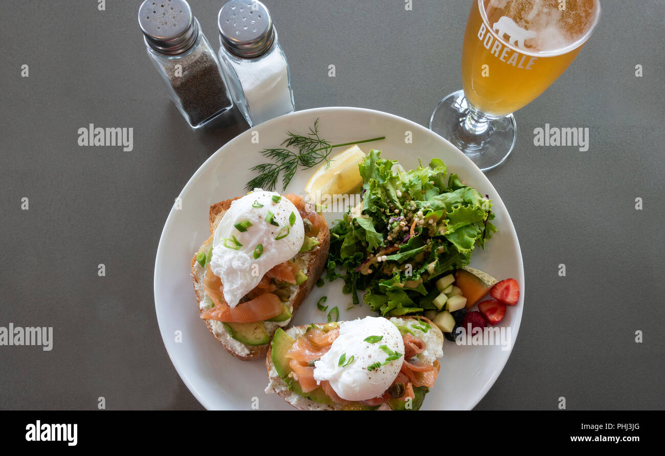 Zwei pochierte Eier mit Graved Lachs (Lachs), Avocado, Salat und ...