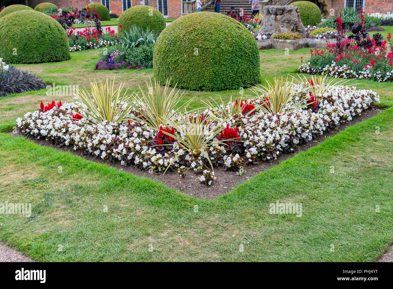 Sauber und ordentlich festgelegten formalen flower bed Stockfoto