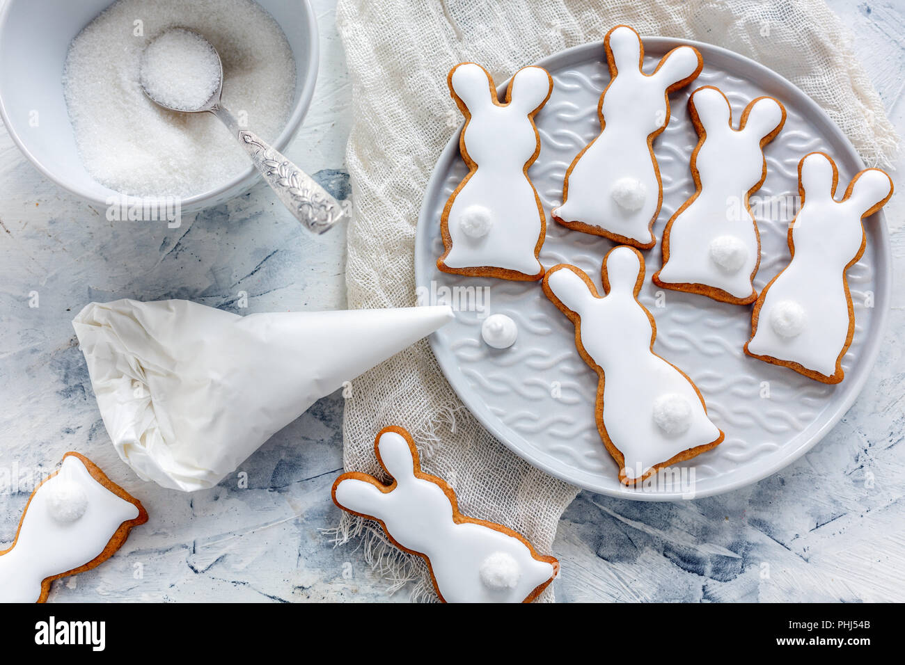 Glasierte Ostern Cookies in Form von Hasen. Stockfoto