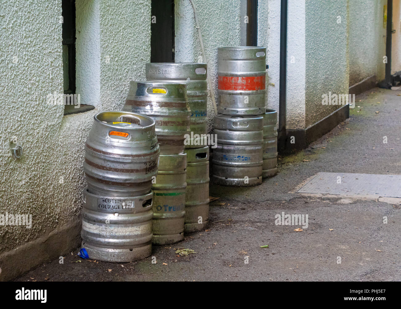 Bier fass Fässer außerhalb eines Gebäudes gestapelt Stockfoto