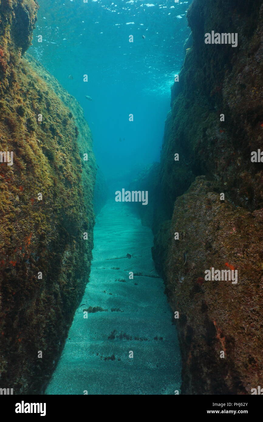 Eine Passage zwischen großen Felsen unter Wasser in das Mittelmeer, Frankreich Stockfoto